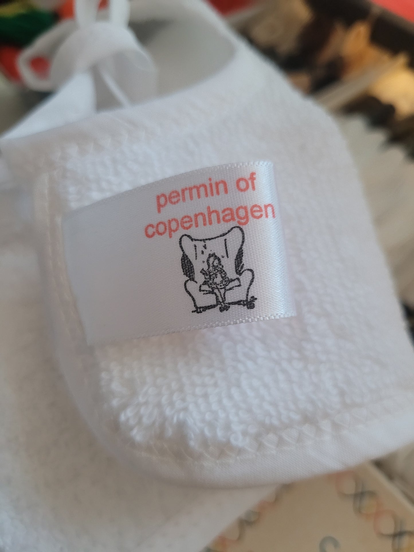 Barnasmekkur með útsaumsborða
